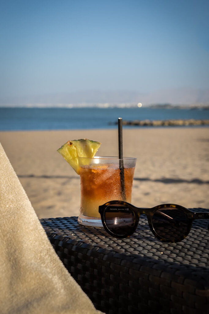 Cocktail op het strand van het Kempinski hotel in Muscat